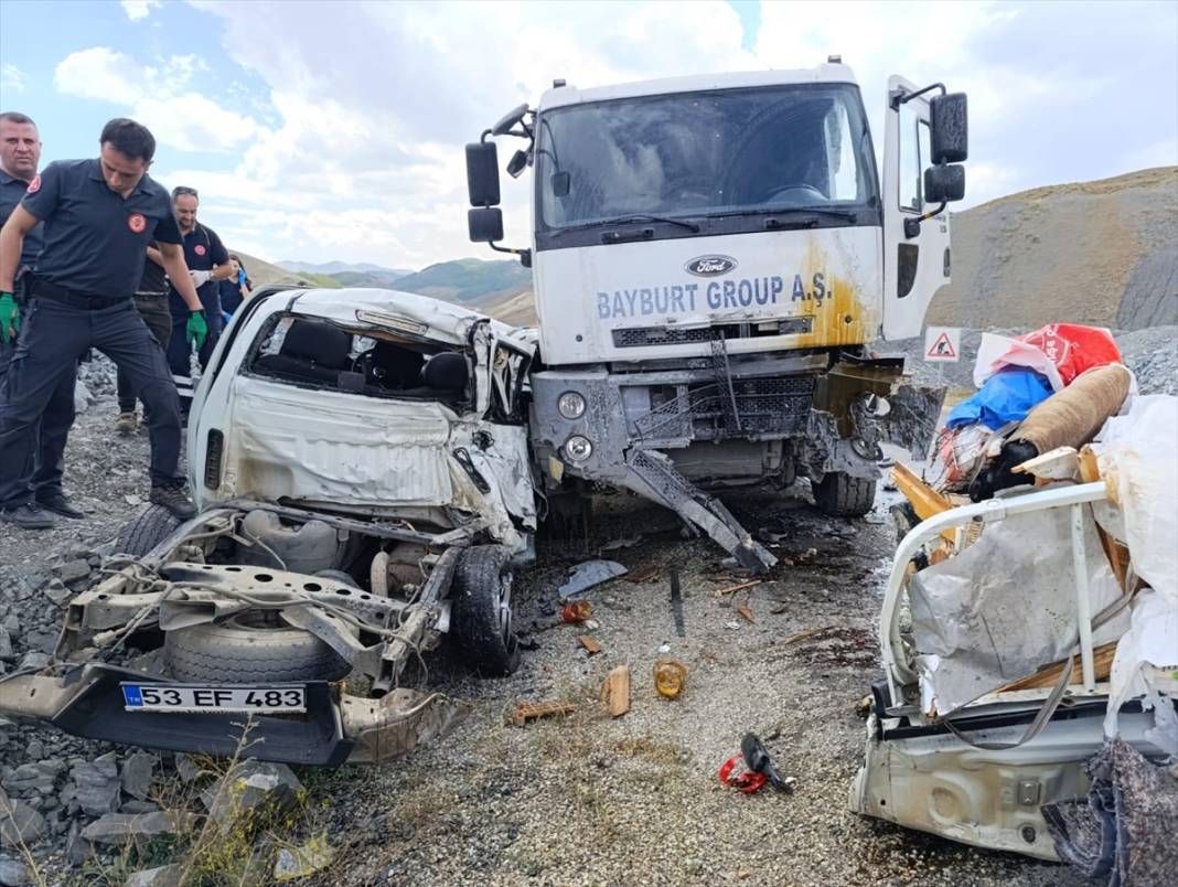 Hafriyat kamyonunun çarptığı pikap ikiye bölündü: 3 ölü 1